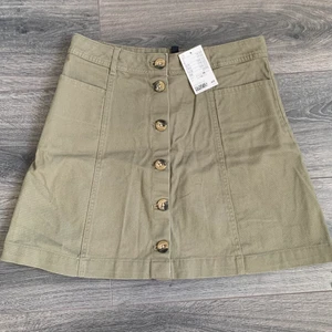 Militärgrön kjol - Militärgrön kjol i storlek 38 från H&M. Aldrig använd, prislapp kvar. (Den är mer grön i verkligheten)