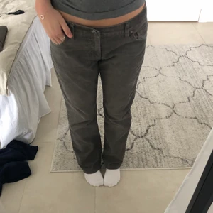 Manschester byxor - Lågmidjade byxor i Manchester material. Köpta second hand i storlek 42 men sitter oversized på mig som brukar ha s-m i byxorn. Byxorna är uppsydda för mig som är 167, har innebenslångd på ca 81 cm. 