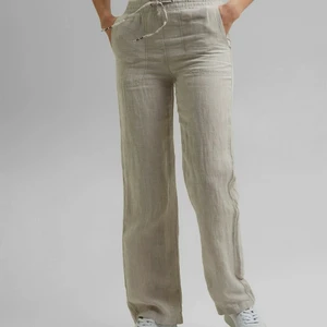 Esprit linnebyxor  - Intressekoll på dessa superfina slutsålda linnebyxor från esprit. Bra skick! Strl 32 men tycker de sitter lite för stort på mig. 