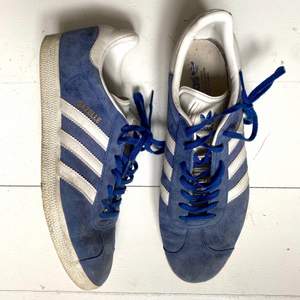 Adidas Gazelle skor i blå mocka. Storlek 45. Lite smutsiga från användning men det går lätt att tvätta bort. ☺️