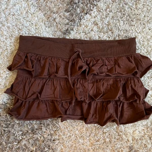 minikjol med volanger - så fin men för kort för mig, anpassningsbar i midjan så passar nog de flesta! 