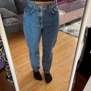 Mom jeans från zara  - Helt nya, säljs för de är för stora 