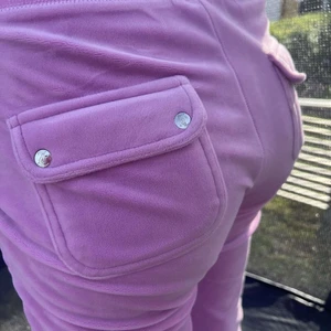 Juicy byxor  - Säljer dessa för att jag vill köpa ett par andra i en annan färg! Men det är i super fin kvalitet! Köpte för 1000kr på deras hemsida! Säljer till den som kan ge mest pengar för dessa! De är i storlek XS! Kom privat för intresse, frågor eller köp!😘