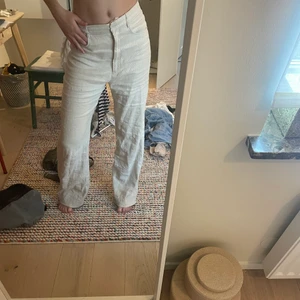 Linne byxor  - Skitt snygga linne byxor från ZARA skrynkliga på bilden för linne material ofta blir det kan användas som lågmidjade och högmidjade storleken är S💖