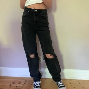 Gina Young, jeans stl 164 - Gina Tricot, Gina Young. Svarta jeans, hög midja, raka ben, trashed. Stl 164 är som Gina petite stl 32. Använda 1-2 ggr.