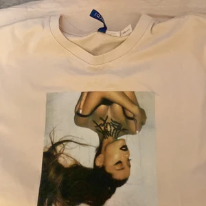 ariana grande tshirt - super skönt material oanvänd tshirt arianagrande super billig