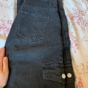 Cargopants  - Hej! Säljer ett par nya svarta cargo pants som jag använt ca 3-4 gånger! Jeansen är jätte snygga men tyvärr är de för små för mig! I nyskick. 100kr 
