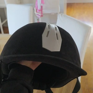 Rid hjälm - Säljer min ridhjälm, den har blivit väldigt liten och behöver en ny!❤️👍