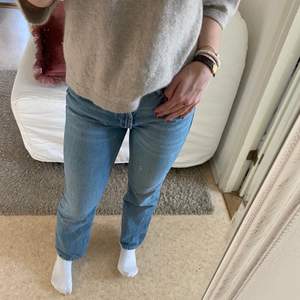 Nu säkjerbjag dessa Zara jeans i en mid rise modell som går till ens anklar! Superfina! De är använda några gånger men är i ett gott skick! Köpte dessa för 399, men säljer nu för endast 100 kronor!💕 frakten ingår ej!💓