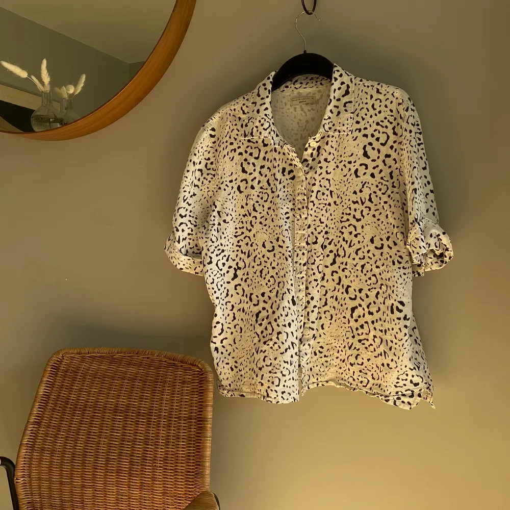 Leopardmönstrad skjorta från Gina Tricot. 55% linne 45% bomull. Sparsamt använd, inget att anmärka på🐆 sitter fint oversized på mig som vanligtvis bär S/M. . Skjortor.