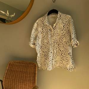 Leopardmönstrad skjorta från Gina Tricot. 55% linne 45% bomull. Sparsamt använd, inget att anmärka på🐆 sitter fint oversized på mig som vanligtvis bär S/M. 