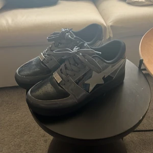 Bape sta - Säljer mina bape sta eftersom de ör för små, storlek 42. Nästan aldrig använda, köpte de i bapestore london, finns kvitto och box. Priset kan diskuteras!