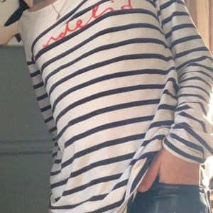 Randig tröja 🤍❤️🖤 - ⚠️intresskoll⚠️en snygg tröja, passar som vardags tröja för mig!❤️🖤🤍