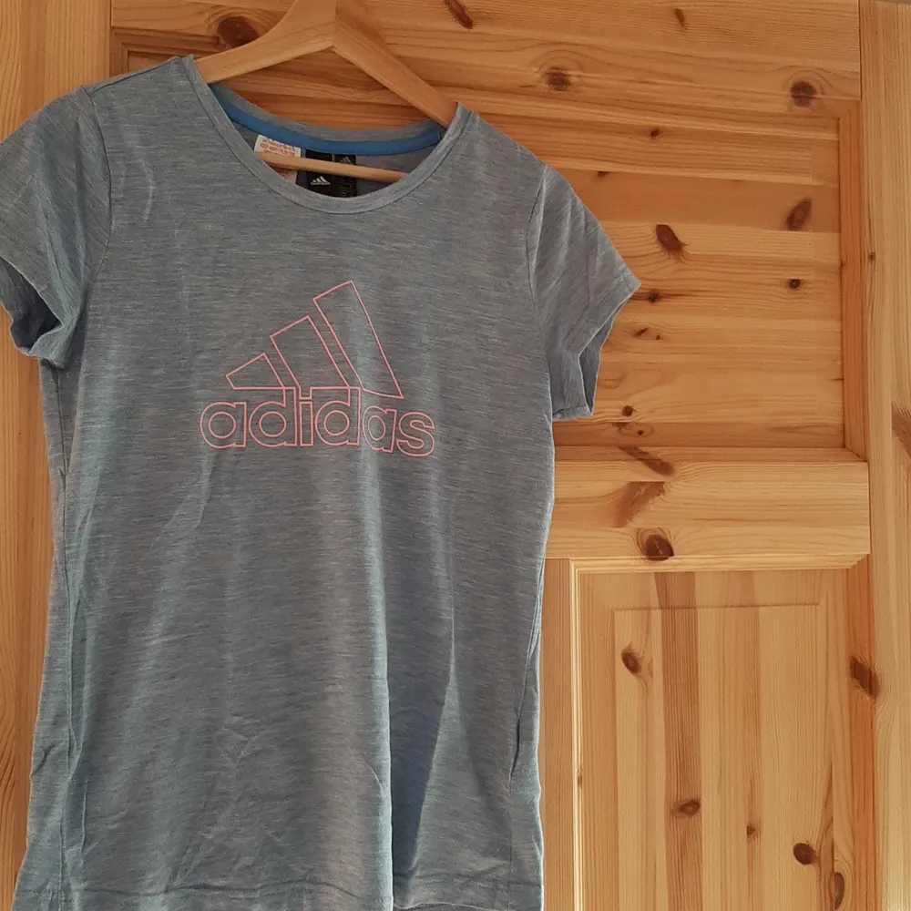 🦋Blå/grått tränings t-shirt från Adidas med rosa tryck🦋. Hoodies.