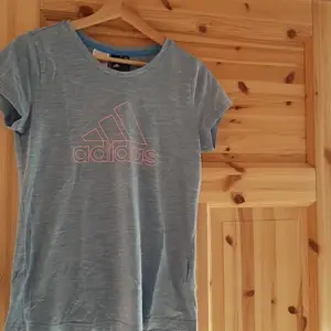 🦋Blå/grått tränings t-shirt från Adidas med rosa tryck🦋
