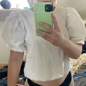 Vit blus - Somrig blus med supersnygg ryggdetalj med knapparna!☀️ knappt använd om inte genomskinlig😝