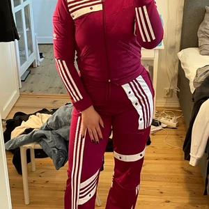 Adidas originals X Danielle Cathari set  - Adidas originals X Danielle Cathari set i en väldigt fin färg och skick, endast använt en gång. Setet är i princip utsålt i alla färger över allt. Ordinare pris 799kr per del. Enligt mig ett väldigt coolt och bekvämt set.😍💕😎
