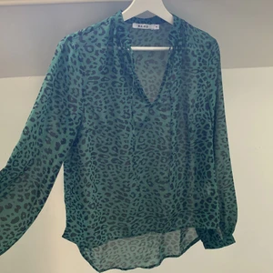 Leopard blus - Otrolig grön blus med leopard mönster!💚 denna går att knyta upp till och är superfin året runt☀️ knappt använd