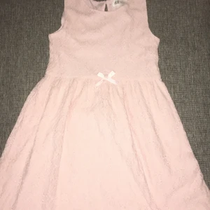 Rosa blommig klänning - Så fin och somrig perfekt till skolavslutningen 