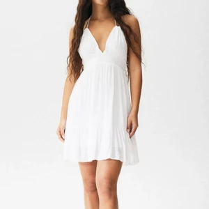 klänning - super fin klänning som tyvärr inte passar, helt oanvänd och i nyskick, öppen i ryggen💓