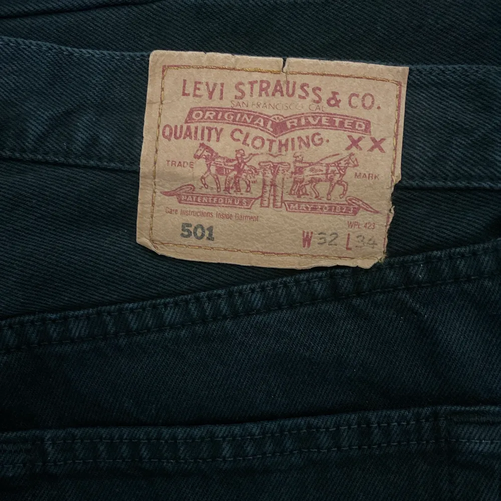 Ett par välvårdad svarta levi’s 501 med 32 i waist men passar mer som 30 så förvänta dig att den är mindre än w32.. Jeans & Byxor.