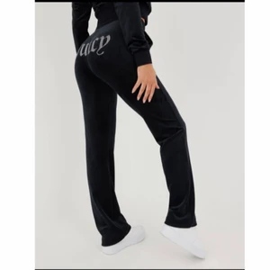 Juicy Coture  - Säljer nu mina juicy byxor för att ja inte använder dom så mycket längre🥰Dom är i bra skick inte alls slitna🥰700kr och jag betalar frakten🥰Storlek XS