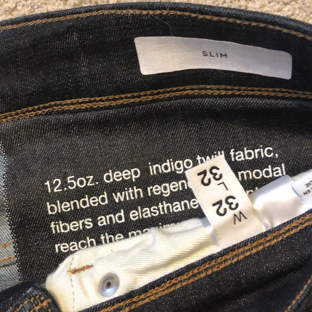 Helt nya aldrig använt! Ny pris 799kr. Riktigt snygga mörkblå slim jeans storlek 32/32👍. Jeans & Byxor.