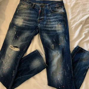 dsquared2 jeans  - Mycket bra skick. Gammal modell men som nya. Är 169 och dom är bra i längden för, storlek är xs/s. Vill bli av med dom så snabbt som möjligt därav det billiga priset. Står ej för frakt.
