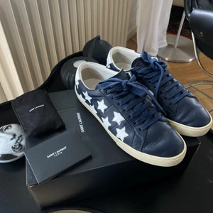 Saint Laurent sneakers - Saint Laurent star sneakers, marinblåa med vita stjärnor. Sparsamt använd, ca 3 gånger, jätte bra skick! Köptes på Mytheresa för 475 €, kvitto och äktighetsbevis finns. Fler bilder finns!