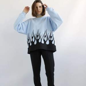 Cool sweatshirt med flames från Skallen Brand baserat i Barchelona. Endast använd en gång, jättefint skick. 