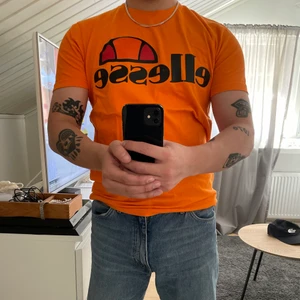 Ellesse T-Shirt - En Orange Ellesse T-shirt i Storlek S.                                   Den är i väldigt fin skick och knappt använd!