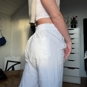 Linnebyxor!  - Perfekta linnebyxan till vår & sommar, så snyggt med en resår för att framhäva midjan! Sparsamt använda. Vet tyvärr inte märke eller exakta storlek då prislappen ej sitter kvar, men passar en xs-m beroende på önskad passform 🤩💓 Pris kan diskuteras, frakt tillkommer. BUDA från 200 