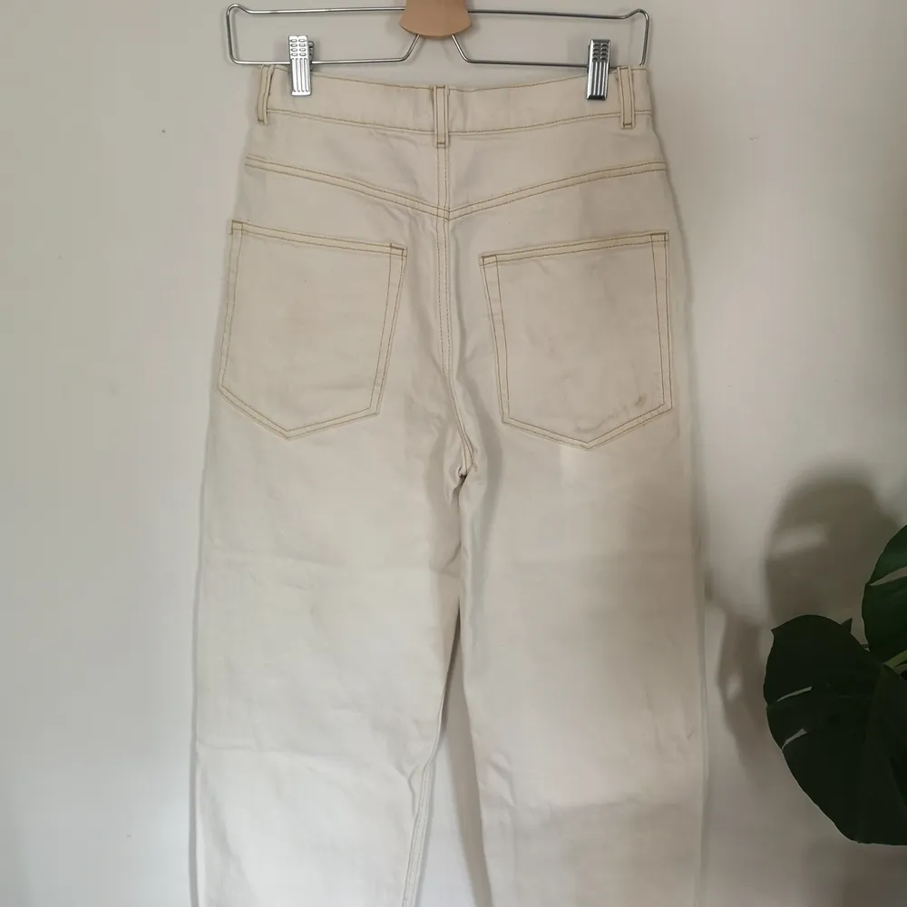 Snygga vita/beiga jeans från & other stories. Använda fåtal gånger. . Jeans & Byxor.