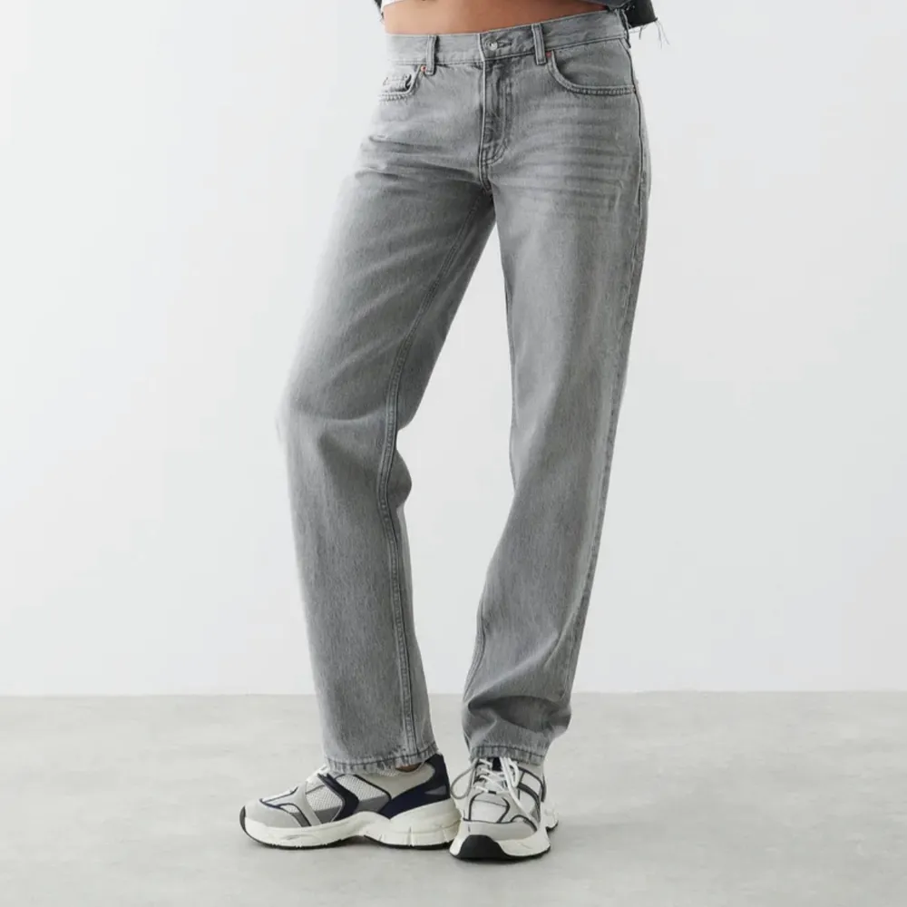 Säljer dessa helt oanvänd och populära gråa lågmidjade jeansen från Gina Tricot de är helt slutsålda och köpta för 500 säljer för 400 + frakt (66kr). Egna bilder kan fixas . Jeans & Byxor.