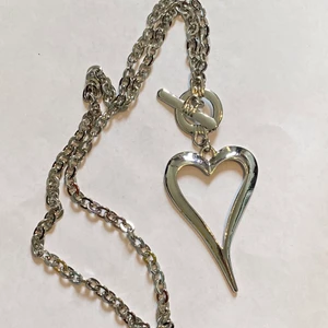 Halsband  - Ett längre halsband med ett hjärta🖤