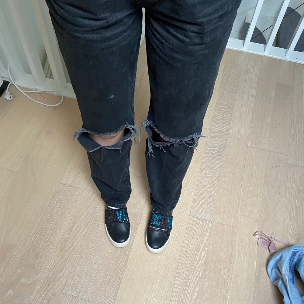 Säljer dessa byxor från Ginatricot! 🥰 frakt tillkommer😊. Jeans & Byxor.