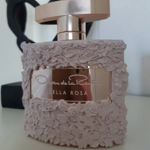 Oskar de la renta Bella rosa parfym - Oskar de la renta Bella rosa parfym (edp) 100ml. Har bara tagit något sprut. Säljer då jag har för många parfymer💗🌸 Säljer den för 350, köpt för 700.