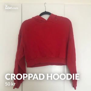 Medium - Röd croppad hoodie ifrån hm i storlek medium😊