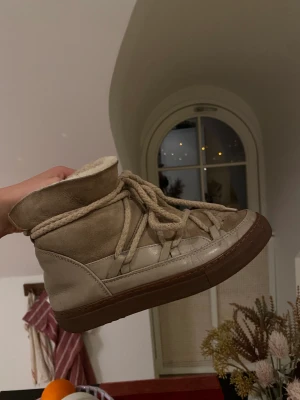 Inuikii 38 - Superfina och populära inuikii. Storlek 38. I använt skick men mycket kvar att ge!💜✨