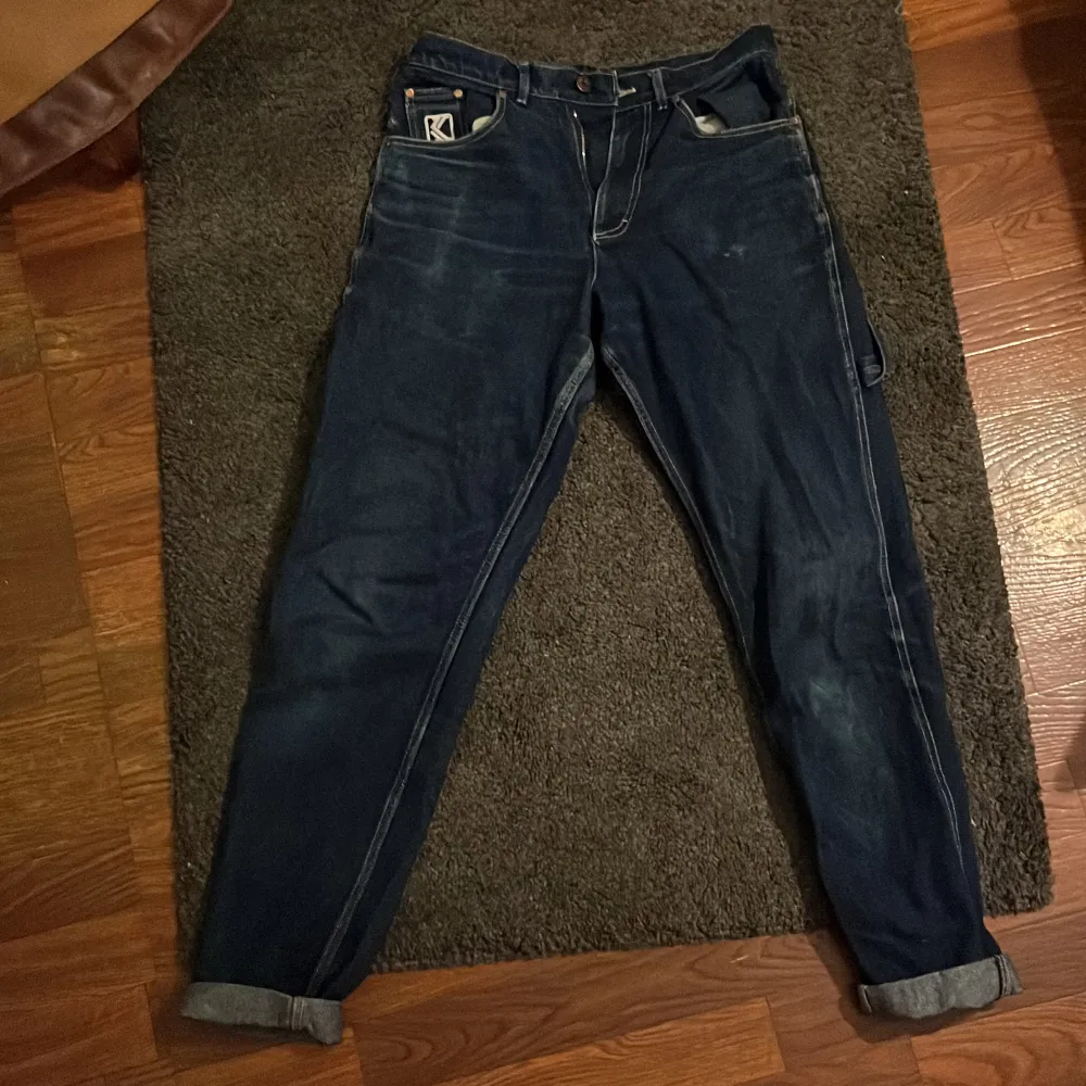 Ett par feta Karl Kani jeans, ganska väl använda Säljer då min midja börjar växa ur dem W: 29-30 L: 32 . Jeans & Byxor.