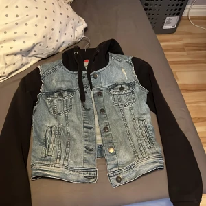 Jacka - Rätt mycket använd men i bra skick. Pris kan diskuteras 