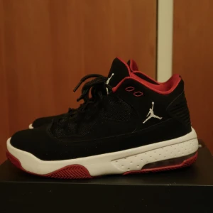 Jordan skor - Jordan skor i storlek 38,5. 