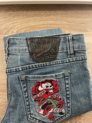 Ed Hardy jeans strl 29 - Hej! Jag säljer mina Ed Hardy jeans då dem nästan aldrig har kommit till användning! Skriv privat om du vill ha mera information, köparen står för frakt🌸lägg bara bud om du verkligen är beredd på att betala det! Köp direkt för 400