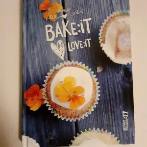 Superfin bok fråg Girl:it med massa snabba och enkla recept på kakor och fika. Fina bilder och färgglad 💕 Frakt: 60