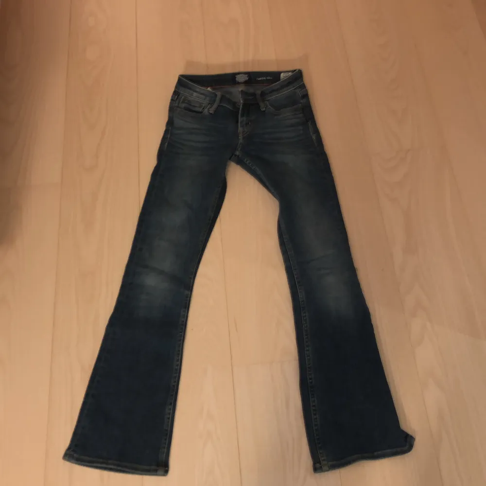 Fina mörk blå låg missade jeans!! Super snygga och bara använda fåtals gånger🤩🤩De har W. 24 och L.31. Midjemåttet är 71cm och innerbenslängden är 80cm💕 Köparen står för frakten💕. Jeans & Byxor.