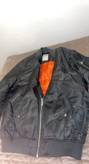 jacka - bomber jacka  köparen betalar inkl frakt.