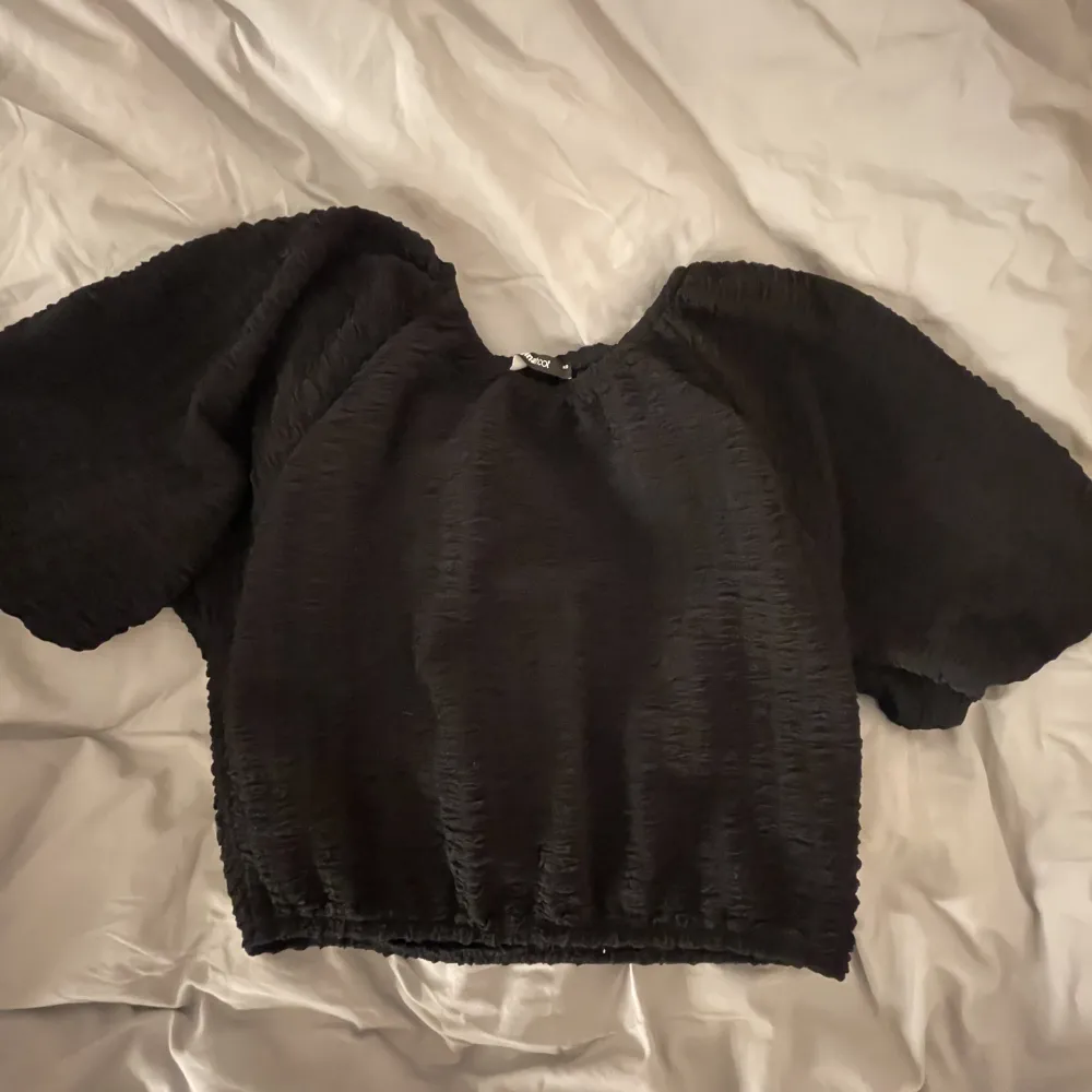 Superfin ”mönstrad” svart tröja från Gina i strl xs. Det är även puffärmar! Köparen står för frakten❤️. Blusar.
