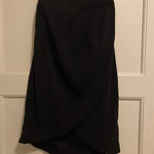 Nästan ny lite längre kjol från Vila. Kommer aldrig till användning 