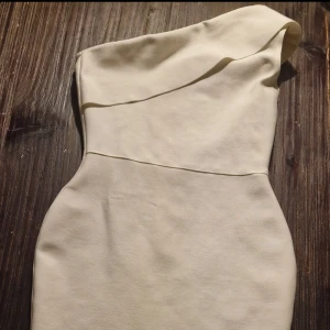 Snygg klänning - Snygg klänning använd 1 gång, liten i stl M