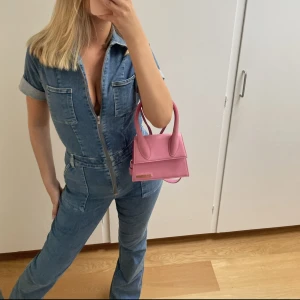 Jeans jumpsuit  - Säljer min jeans jumpsuit i storlek M. Fint skick använd cirka 4 gånger. 